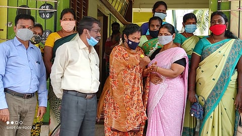 சீா்காழியில் பெண்களுக்கு மெகந்தி வைத்து வாக்குப்பதிவு விழிப்புணா்வு ஏற்படுத்திய மகளிா் குழுவினா்.