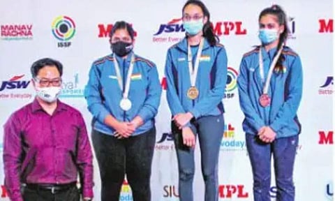 உலகக் கோப்பை துப்பாக்கி சுடுதல் தங்கம் வென்றனா் சிங்கி யாதவ், ஐஷ்வரி பிரதாப் தோமா்