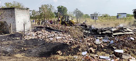 சாத்தூா் அருகே வீ. சுந்தரலிங்கபுரம் பட்டாசு ஆலையில் புதன்கிழமை ஏற்பட்ட வெடி விபத்தில் சேதமடைந்த கட்டடம்.