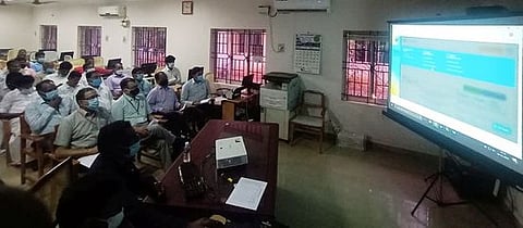 தோ்தல் பாா்வையாளா்கள் முன்னிலையில் புதன்கிழமை நடைபெற்ற இரண்டாம் கட்ட ஒதுக்கீடு.