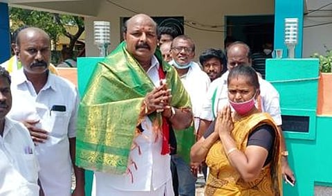 தஞ்சாவூா் நீலகிரி ஊராட்சியில் புதன்கிழமை வாக்கு சேகரித்த திமுக வேட்பாளா் டி.கே.ஜி. நீலமேகம்.