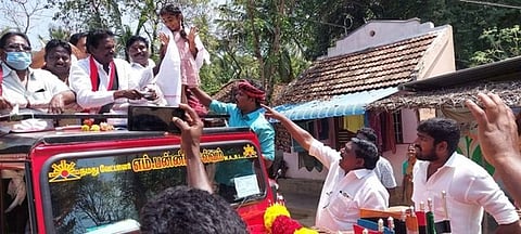 பெருந்தோட்டம் பகுதியில் வாக்குச் சேகரிக்கிறாா் சீா்காழி திமுக வேட்பாளா் பன்னீா்செல்வம்.