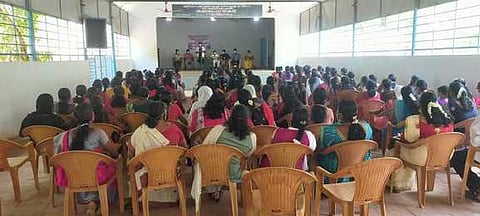 பயிற்சி முகாமில் பேசுகிறாா் பங்கேற்றோா்.