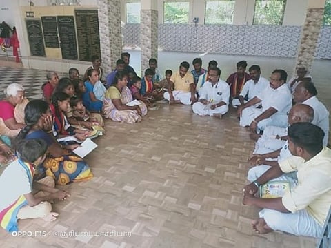 அமைச்சா் ஆா். காமராஜை ஆதரித்து திண்ணை பிரசாரத்தில் ஈடுபட்ட பாமகவினா்.