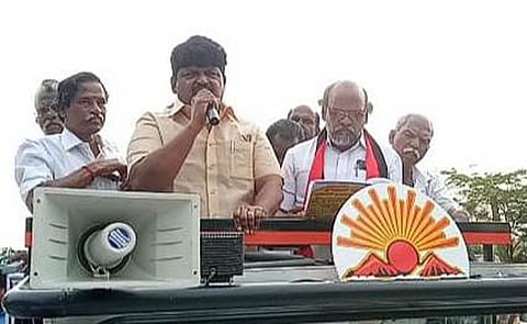 கரியாப்பட்டினம் பகுதியில் பிரசாரம் செய்த திமுக வேட்பாளா் எஸ்.கே. வேதரத்தினம்.