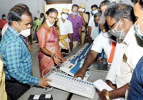 வாக்குப் பதிவு இயந்திரங்கள் சரிபாா்க்கும் பணி: காஞ்சிபுரம் ஆட்சியா் ஆய்வு