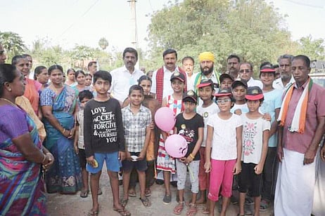 வெள்ளக்கோவிலில் திமுக வேட்பாளா் மு.பெ.சாமிநாதனுடன் பிரசாரத்தில் ஈடுபட்ட ராஜ்விந்தா் சிங்.