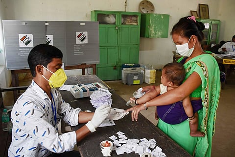 முதல்கட்டத் தேர்தல்: 2 மணி வரை அசாமில் 45%, மேற்கு வங்கத்தில் 54% வாக்குகள் பதிவு