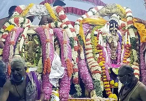 திருமண திருக்கோலத்தில் காட்சியளித்த ஏகாம்பரநாதர் மற்றும் ஏலவார் குழலி
