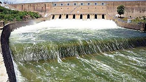 மேட்டூா் அணைக்கு வரும் நீரின் அளவு வெள்ளிக்கிழமை காலை வினாடிக்கு 8,562 கன அடியாக அதிகரித்துள்ளது.