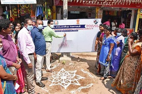 மயிலாடுதுறை தலைமை அஞ்சலகம் முன்பு நடைபெற்ற வாக்காளர் விழிப்புணர்வு கையெழுத்து இயக்கத்தில் கையெழுத்திடுகிறார் டிஆர்ஓ எஸ்.முருகதாஸ். உடன், ஆர்டிஓ ஜெ.பாலாஜி, வட்டாட்சியர் பி.பிரான்சுவா உள்ளிட்டோர்.