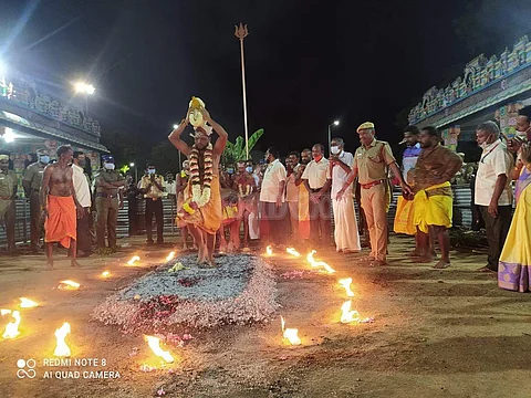 பண்ணாரி அம்மன் கோவில் குண்டம் விழா: பூசாரிகள் மட்டும் குண்டம் இறங்கினர்