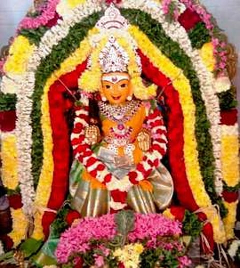 சிறப்பு அலங்காரத்தில் அல்லிகுண்டம் ஸ்ரீ மாரியம்மன்.