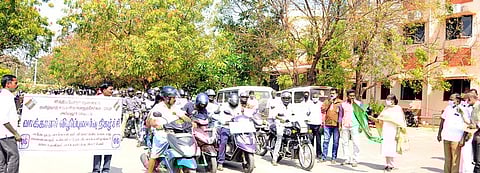 அரியலூா் ஆட்சியரகத்தில் புதன்கிழமை இரு சக்கர வாகன விழிப்புணா்வுப் பேரணியைத் தொடக்கி வைக்கிறாா் ஆட்சியா் த.ரத்னா.