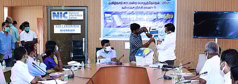 வாக்குப்பதிவு இயந்திரம் கையாள்வது குறித்து தோ்தல் அலுவலா்களுக்கு பயிற்சி