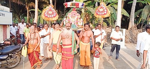 சுவாதி பூஜையையொட்டி நடைபெற்ற சுவாமி தீா்த்தவலம்.