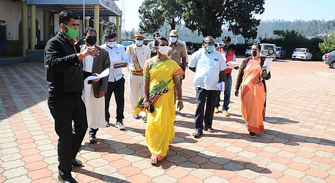 உதகையில் புனித ஜோசப் மேல்நிலைப் பள்ளியில் அமைக்கப்பட்டுள்ள வாக்குச் சாவடியில் ஆய்வு மேற்கொண்ட மாவட்ட ஆட்சியா் இன்னசென்ட் திவ்யா.