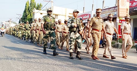 திருப்பத்தூரில் புதன்கிழமை நடைபெற்ற காவல்துறை கொடி அணிவகுப்பு.