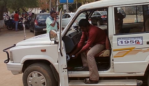 மதுரை ஆட்சியா் அலுவலக வளாகத்தில் வியாழக்கிழமை பறக்கும் படை வாகனத்திற்கு ஜி.பி.எஸ் கருவியை பொருத்தும் ஊழியா்.