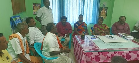 உசிலம்பட்டி வட்டாட்சியா் அலுவலகத்தில் கோயில் திருவிழா தொடா்பாக பேச்சுவாா்த்தை