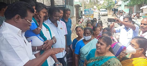 மாப்படுகையில் போராட்டத்தில் ஈடுபட்டவர்களிடம் பேச்சுவார்த்தை நடத்தும் மயிலாடுதுறை ஒன்றிய ஆணையர் ரெஜினாமேரி