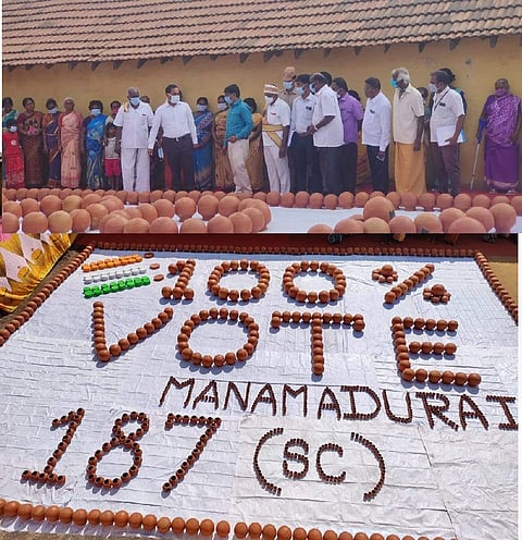 மண்பாண்டப் பொருள்களால் வடிவமைத்து வைத்திருந்த வாக்களிப்பு விழிப்புணர்வு வாசகங்களை மாவட்ட ஆட்சியர் மதுசூதன் ரெட்டி பார்வையிட்டார்.