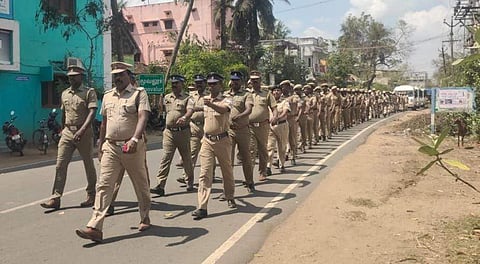 மயிலாடுதுறை மூவலூரில் டிஎஸ்பி கே.அண்ணாதுரை தலைமையில் நடைபெற்ற அணிவகுப்பில் பங்கேற்ற போலீஸார்.