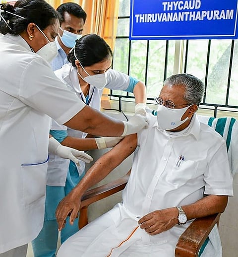 கேரளம், கோவா முதல்வா்களுக்கு கரோனா தடுப்பூசி