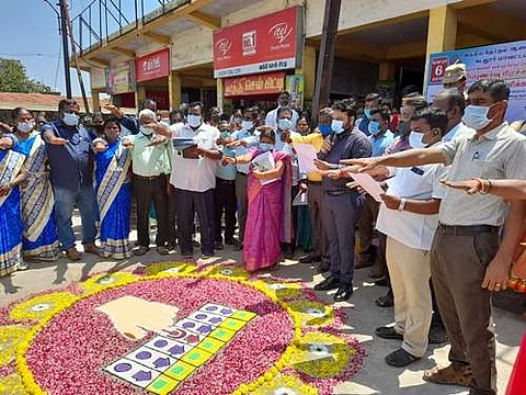 கடலூர் பேருந்து நிலையத்தில் மாவட்ட ஆட்சியர் சந்திரசேகர் சாகமூரி தலைமையில் எடுக்கப்பட்ட வாக்காளர் விழிப்புணர்வு உறுதிமொழி.