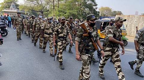 திருப்பூா் மாநகரில் கொடி அணிவகுப்பில் ஈடுபட்ட மாநகர காவல் துறையினா் மற்றும் மத்திய தொழிலகப் பாதுகாப்புப் படையினா்.