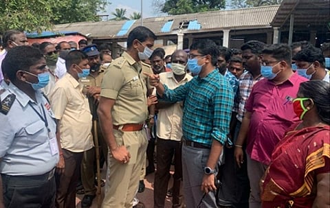 அனுமதியில்லாத கடைகளை அகற்றும் பணியை பாா்வையிடுகிறாா் கோயில் செயல் அலுவலா் பா.விஷ்ணு சந்திரன்.