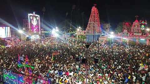 மாசித்திருவிழாவையொட்டி அம்மன் ஊா்வலத்தைக் காண வியாழக்கிழமை இரவு திரண்டிருந்த பக்தா்கள் கூட்டம்.