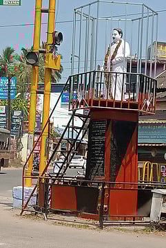 குழித்துறையில் மூடப்படாத அண்ணா சிலை.