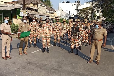 பழைய தேசிய நெடுஞ்சாலையில் அணிவகுத்து செல்லும் இந்தியா-திபெத் எல்லைப் பாதுகாப்புப் படையினா், போலீஸாா்.