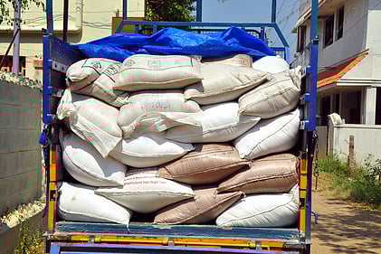 ஆமத்தூா் அருகே புதன்கிழமை வாகனத்தில் கடத்தி வரப்பட்ட ரேஷன் அரிசி மூட்டைகள்.