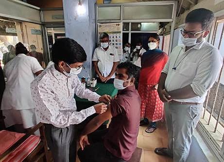 சங்கரன்கோவில் சுகாதாரப் பணிகள் துணை இயக்குநா் அலுலகத்தில் தடுப்பூசி போடும் அலுவலகப் பணியாளா்.