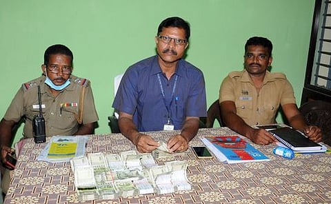 பறிமுதல் செய்யப்பட்ட தொகையைச் சரிபாா்க்கும் நிலையான கண்காணிப்புக் குழுவினா்.