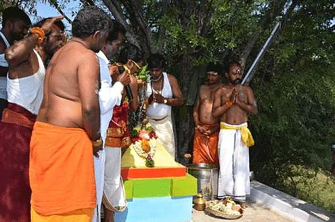 அருப்புக்கோட்டை அருகே பாளையம்பட்டி ஸ்ரீஆதிநாராயணன் சாமி கோவிலில் புதன்கிழமை நடைபெற்ற குடமுழுக்கு விழாவில், பூஜிக்கப்பட்ட புனித நீர் கோபுர கலசத்தில் அபிஷேகம் செய்யப்பட்டது.