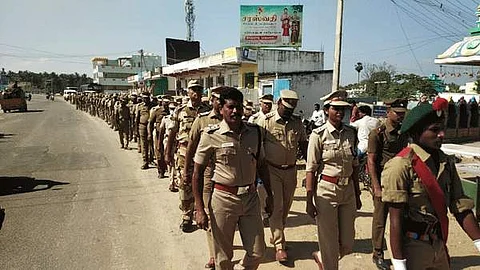 ஊத்தங்கரையில் போலீஸாா் கொடி அணிவகுப்பு