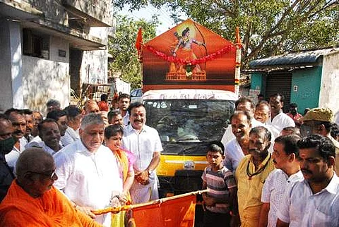 அயோத்தியில் ராமர் கோயில் கட்டும் பணிக்காக நிதி திரட்டும் ரத யாத்திரையை மதுரையில் வெள்ளிக்கிழமை தொடங்கி வைத்த மத்திய இணை அமைச்சர் வி. கே. சிங்.
