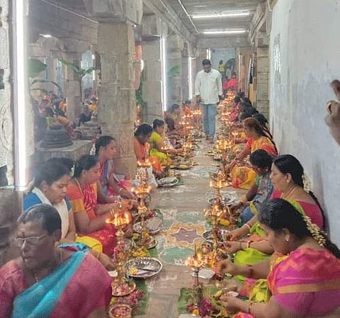மானாமதுரை ஆனந்தவல்லி அம்மன் சமேத சோமநாதர் சுவாமி கோயிலில் நடைபெற்ற திருவிளக்கு பூஜை வழிபாட்டில் பங்கேற்ற பெண்கள்.