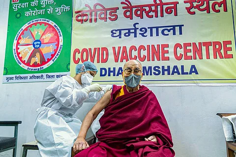கரோனா தடுப்பூசியைச் செலுத்திக் கொண்டார் தலாய் லாமா