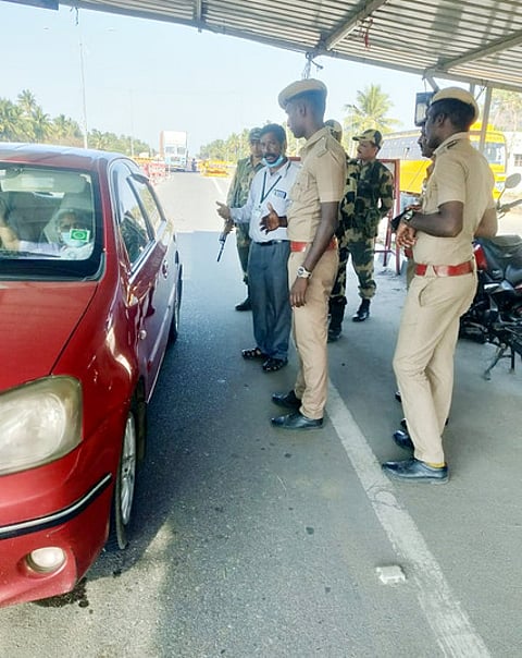 மாதனூா் சோதனைச் சாவடியில் வாகனச் சோதனையை ஆய்வு செய்த ஆம்பூா் தொகுதி தோ்தல் நடத்தும் அலுவலா் கிருஷ்ணமூா்த்தி.