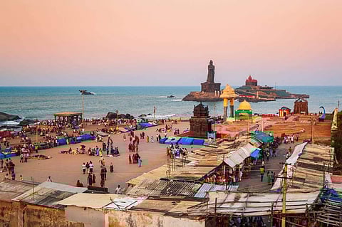 குமரி கடலின் நடுவே அமைந்துள்ள விவேகானந்தர் மண்டபம் மற்றும் திருவள்ளுவர் சிலை