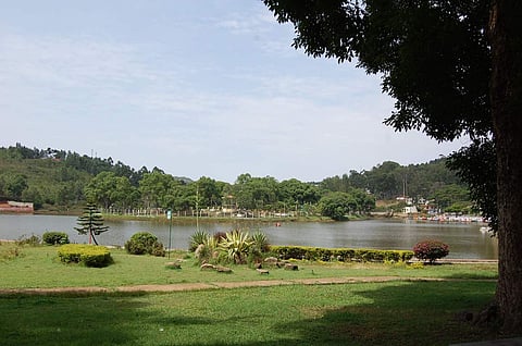 இயற்கை எழில் கொஞ்சும் ஏற்காடு ஏரி.