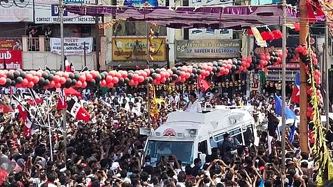 கோவை மேட்டுப்பாளையம் பேருந்து நிலையத்தில் பிரசாரத்தில் ஈடுபட்ட மு.க ஸ்டாலின்.