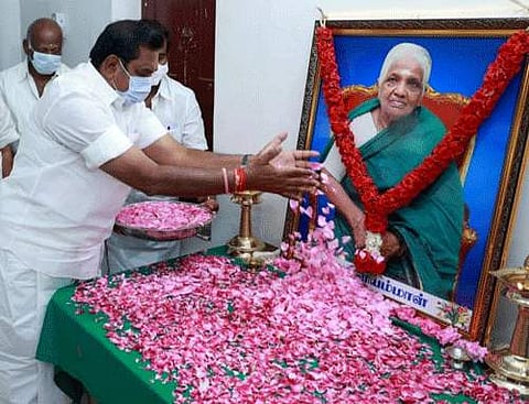அஞ்சலி செலுத்தும் முதல்வர் எடப்பாடி கே பழனிசாமி.