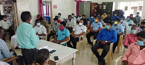 வாழப்பாடியில் நடைபெற்ற கரோனா கட்டுப்பாடுகளை நடைமுறைப்படுத்துவது குறித்த கலந்தாய்வுக் கூட்டம்.