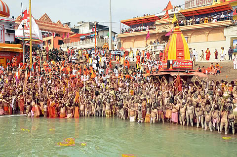 கும்பமேளா திருவிழாவில் கலந்து கொண்ட பக்தர்கள்