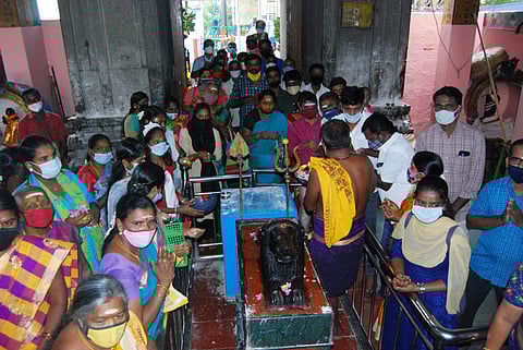 தமிழ் புத்தாண்டு தினத்தை ஒட்டி கோட்டை மாரியம்மன் கோயிலில் மோசமடைந்து சமூக இடைவெளியுடன் வழிபாட்டில் ஈடுபட்ட பக்தர்கள்